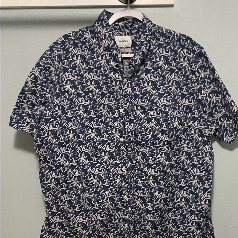 Goodfellow Men's Navy Short-Sleeve Button-Up Shirt with White Leaf Print